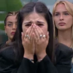 לין מגיבה בבכי לתמונה של המשפחה. צילום - האח הגדול