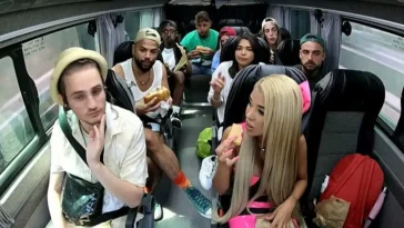 דיירי הבית בדרך לטיול השנתי.